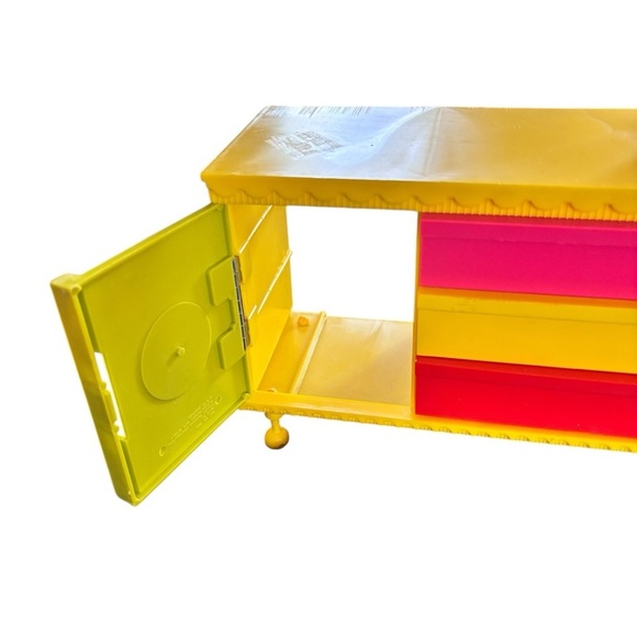 Vintage 1964 Suzy Cute Doll Crib Dresser Armoire Closet Yellow Orange Coat Rack - Picture 9 of 12
